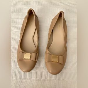 Cole Haan Women’s Size 9 9B beige nude flats leather with bow gold accent
